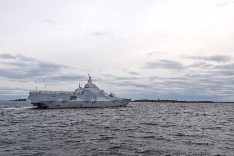 Marina fartyg fortsätter spaningarna