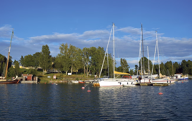 Blidö Hamnkrog kan tvingas flytta bryggor