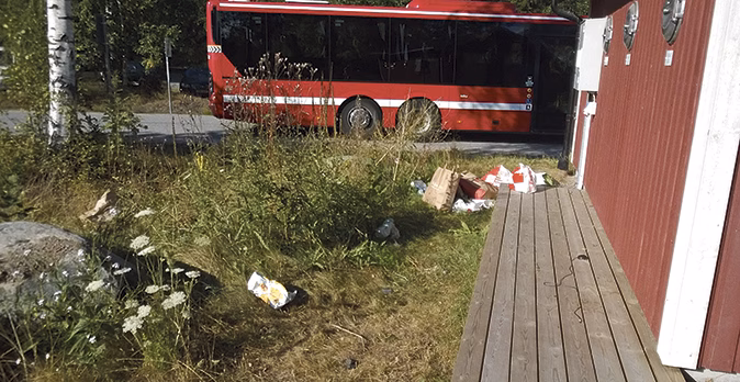 Sopor i Bromskärs hamn väcker ilska