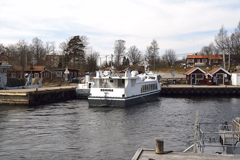 Långbänken i Räfsnäs hamn fortsätter