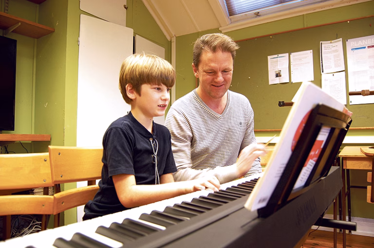 Pianoglädje bland unga på Möja