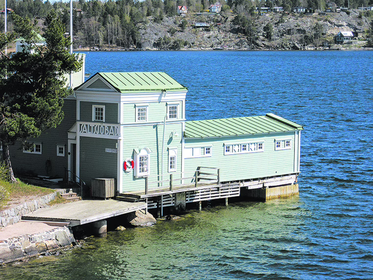 Anrikt friluftsbad med badsugna besökare året runt