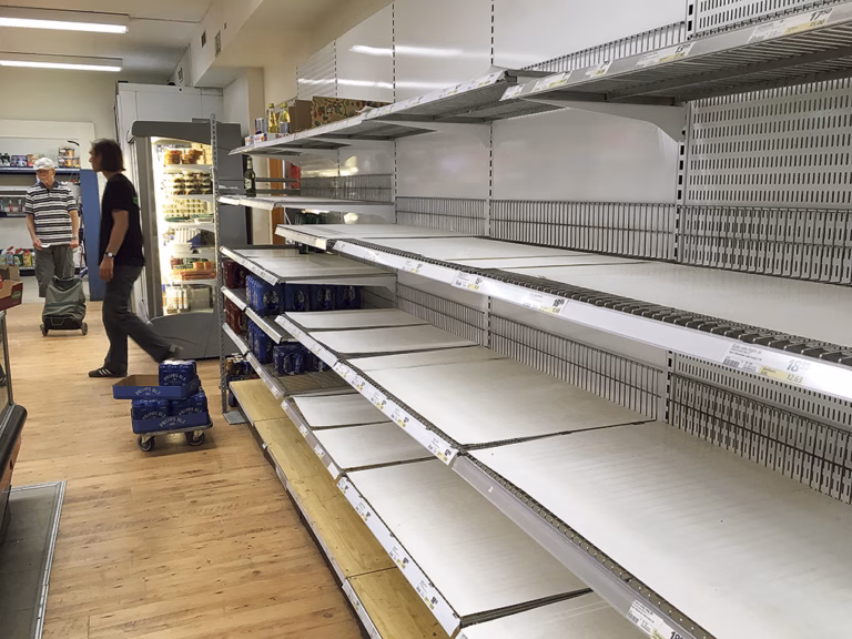 Tomt på hyllorna i Lilla Coop Ingmarsö