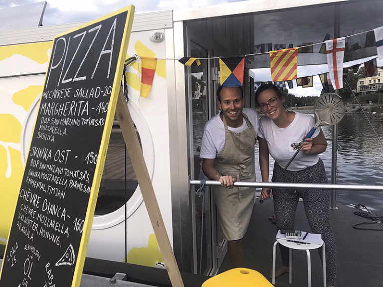 Flytande Deg gräddar saltstänkta pizzor