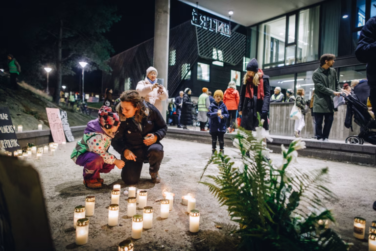 Värmdöbor slöt upp i ljusmanifestation