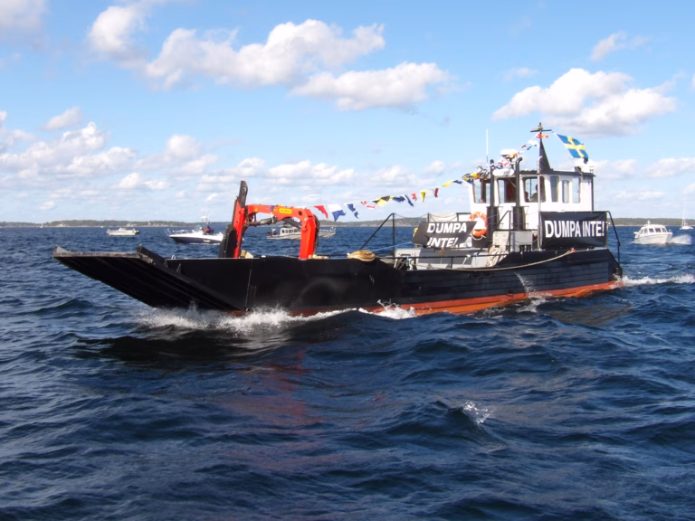 Hundratals båtar i protest